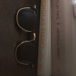 Ray bans no scratches. Have a case but not original ray van case just plain